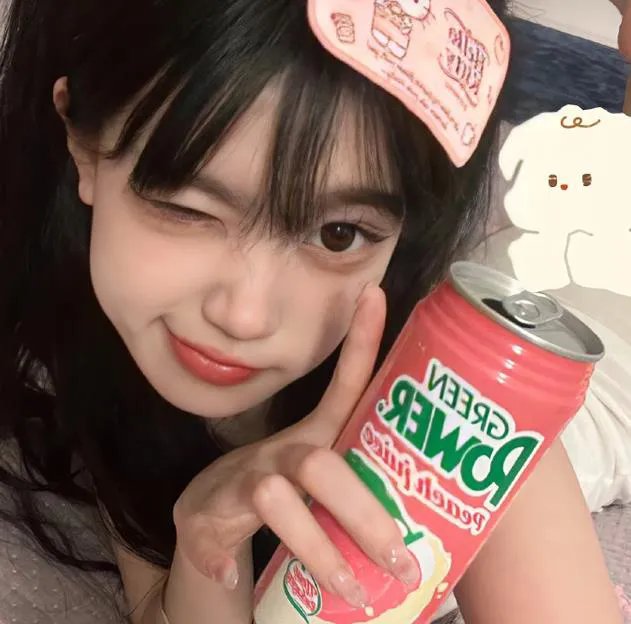 大叔在左，奶狗在右